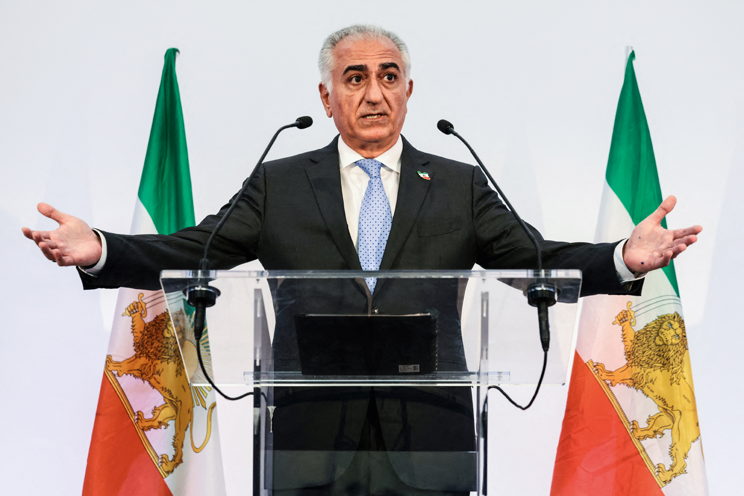 MONARQUIA J&Aacute; - Reza Pahlavi, o filho do x&aacute;: tentativa de reaver o trono