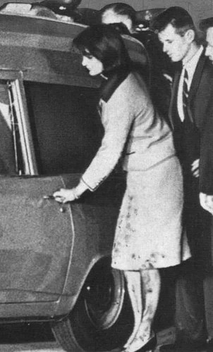 Jackie Kennedy: tailleur rosa da Chanel cheio de sangue virou marco do assassinato do ex-presidente americano JFK