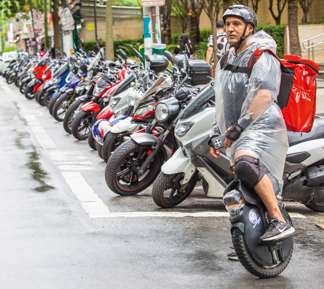 QUERO SER CLT - Ricardo Miranda, 46 anos, começou a trabalhar como entregador há três anos, depois de ser demitido da loja onde dava expediente. Embora ganhe mais, ainda gostaria de voltar à vida de CLT. “Vou juntando dinheiro.”