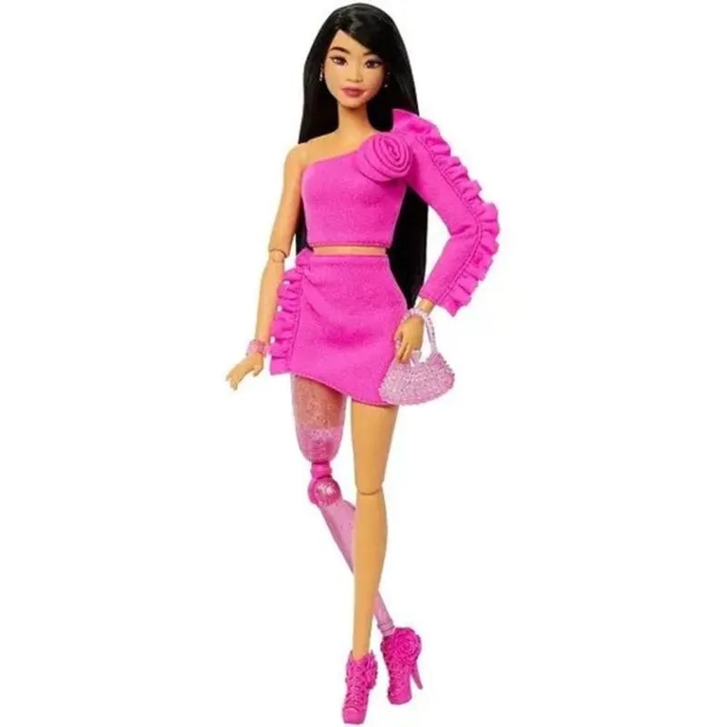 Barbie com perna mecânica