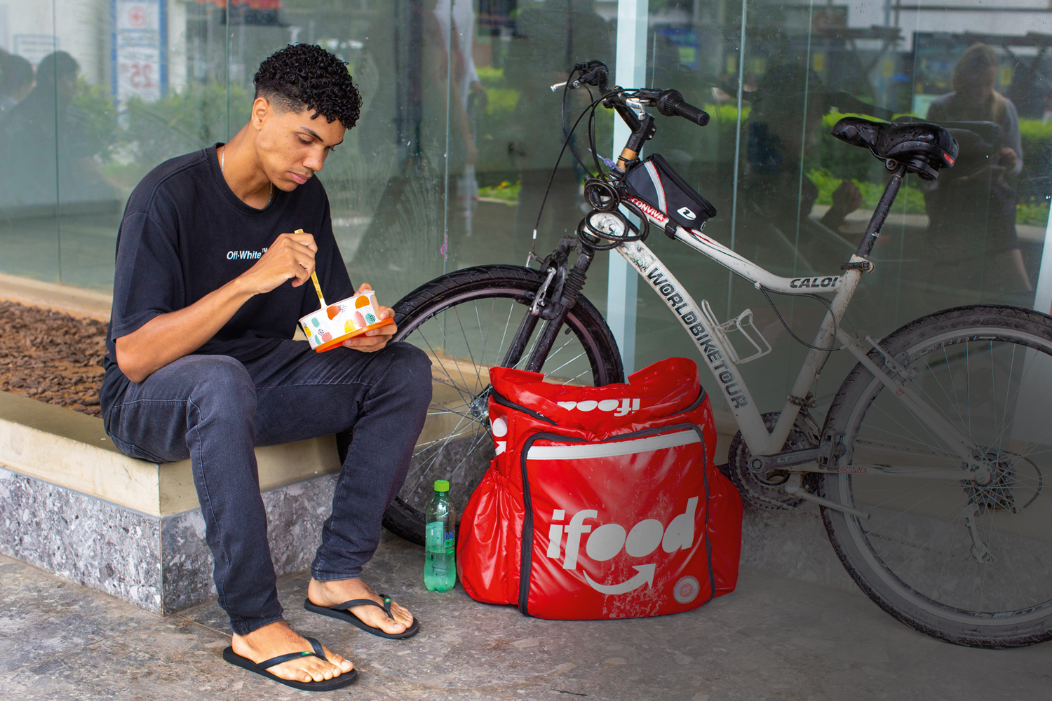 MAIS LIBERDADE - O primeiro trabalho de Vitor Filipe, 22 anos, foi como entregador de app. Depois, atuou como empregado em uma vidraçaria, mas pediu demissão. “Hoje, tenho liberdade.”