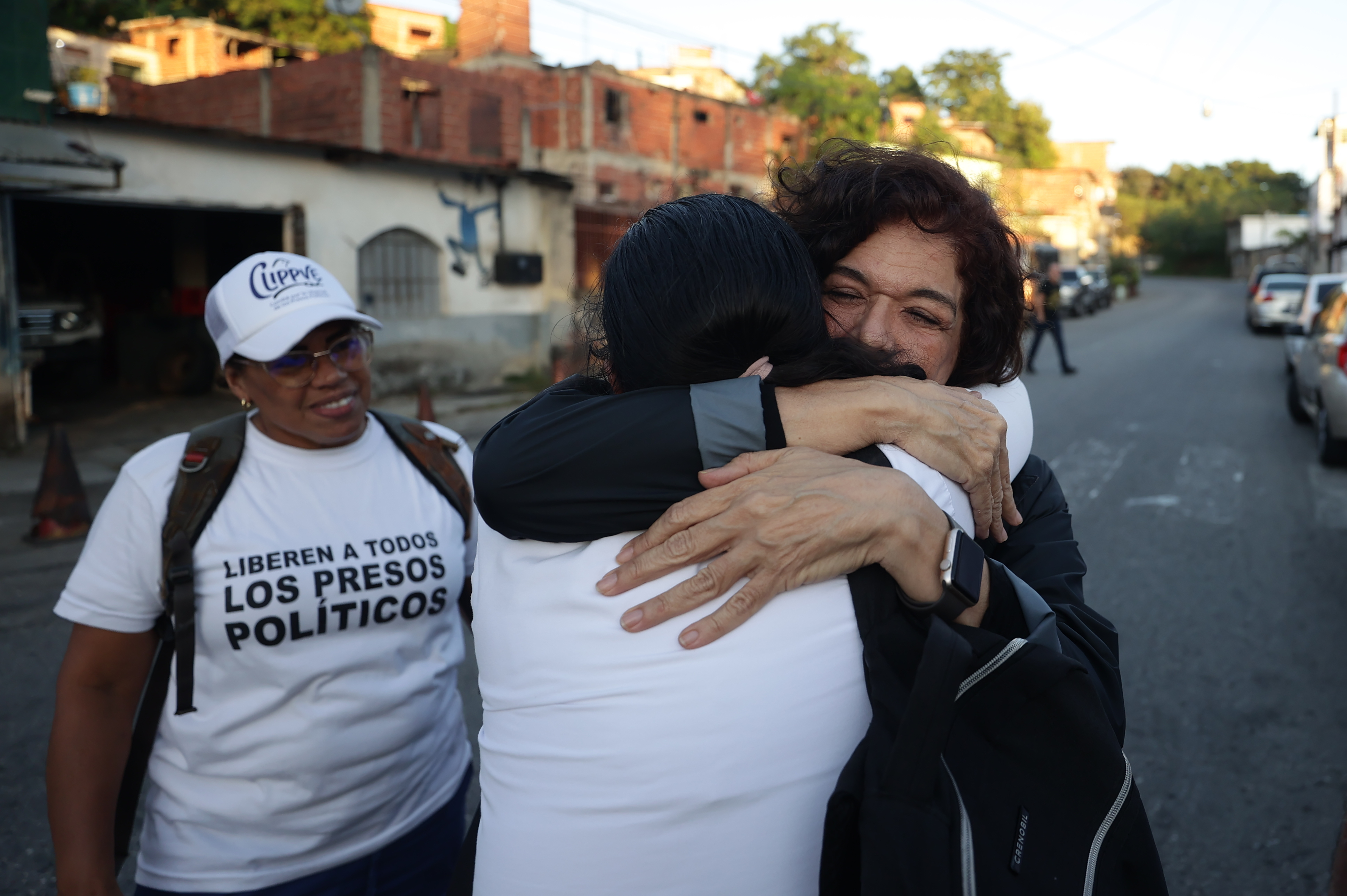 Familiares de presos políticos se abraçam em frente ao presídio Rodeo I, em Caracas, na Venezuela. 08/01/2026