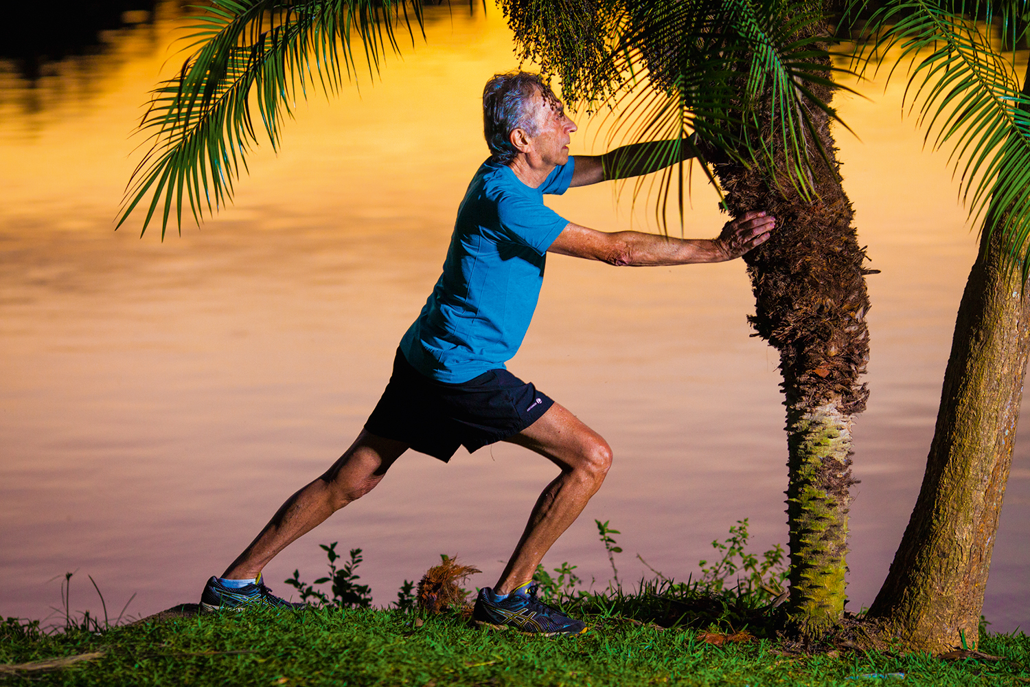 COM A MENTE QUIETA - Abrão Hleap, 87 anos - Correu a meia-maratona de Berlim aos 80 anos e, quatro anos antes, fez a mesma travessia em Paris. Agora, pratica pilates e caminhada por querer estar sempre em movimento. “A gente não pode ficar o dia todo no computador e no celular, ainda mais na minha idade”, diz. Além da dieta sem carne nem álcool, tem um segredo no comportamento: “Procuro sempre ser tranquilo”.