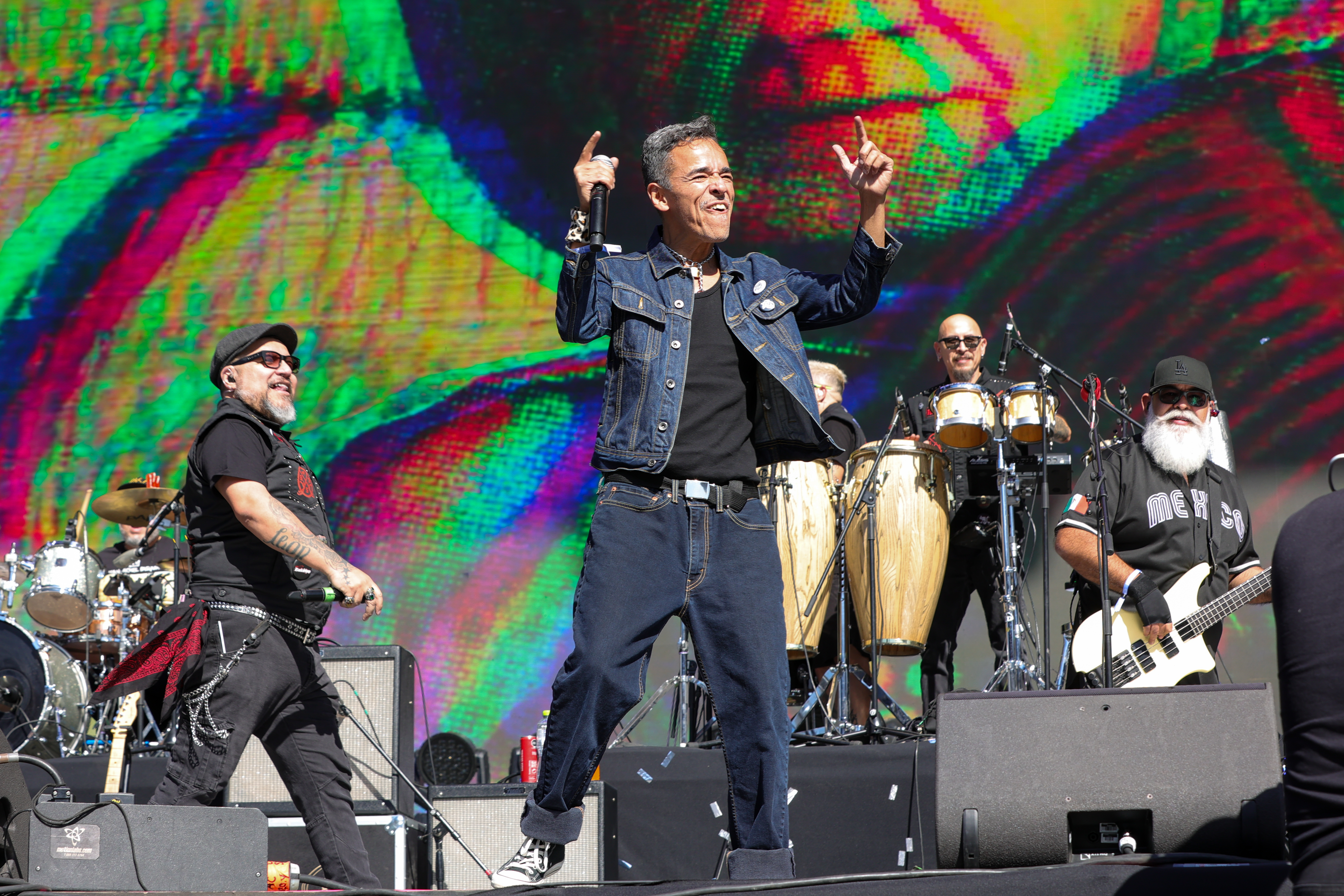 A banda Café Tacvba durante o festival Vive Latino 2025