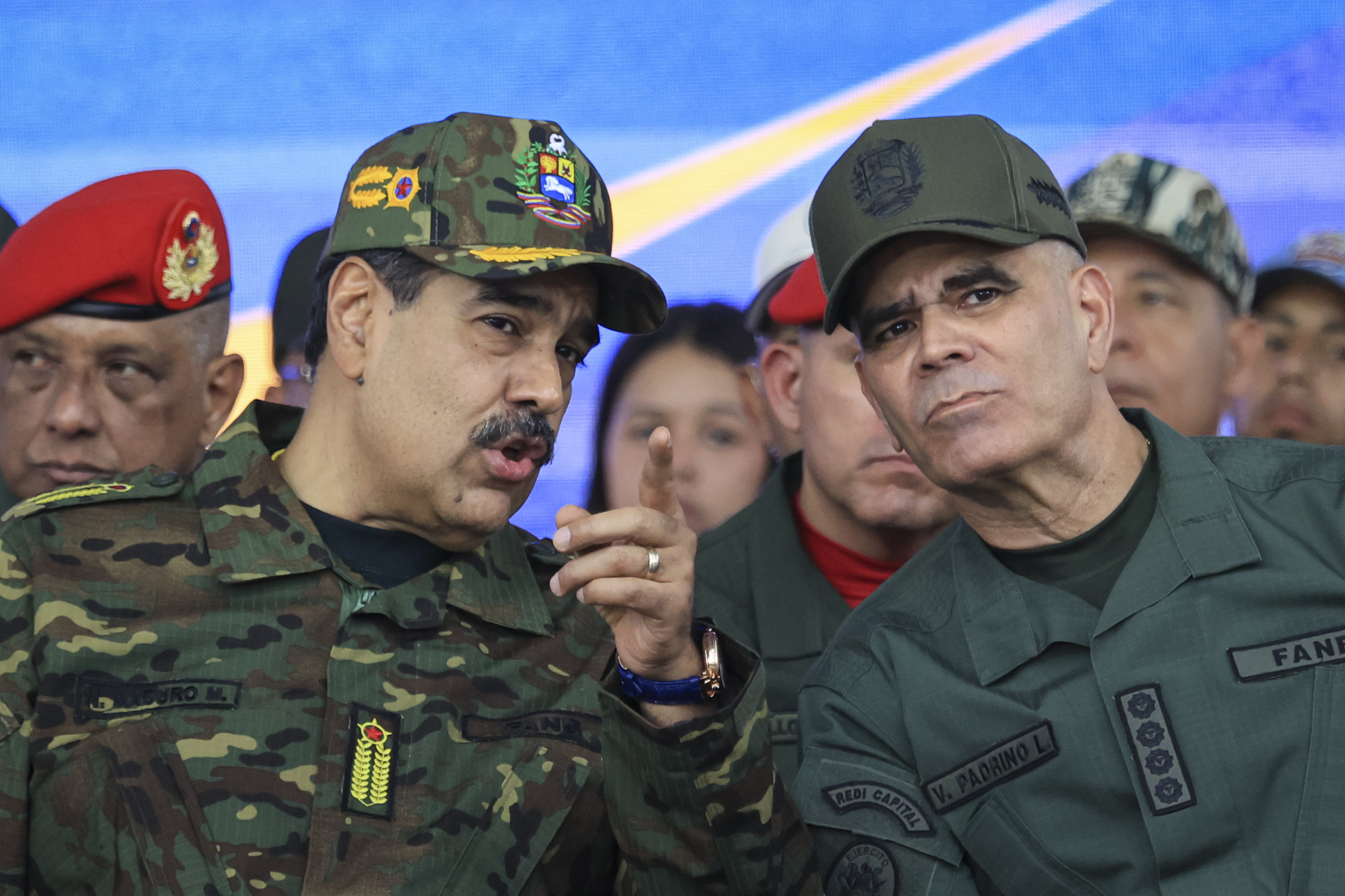 Vladimir Padrino Lopez, ao lado de Nicolás Maduro, em foto tirada em novembro de 2025