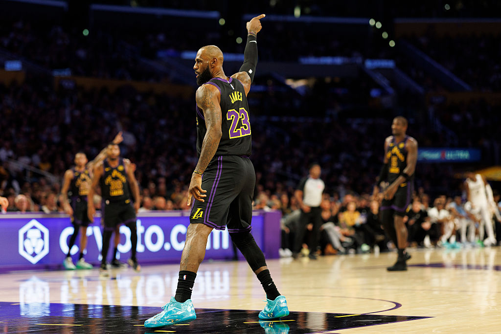 LeBron James em partida dos Los Angeles Lakers forward LeBron James contra o Memphis Grizzlies: homenagem a Martin Luther Kink Jr. com novo tênis da Nike
