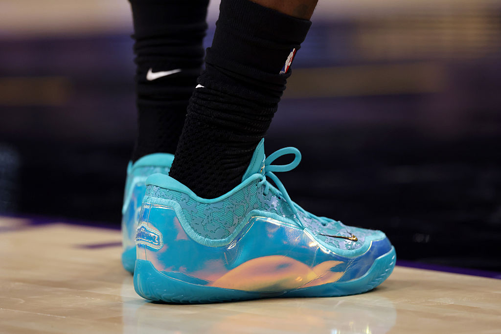 LeBron James usou um par de tênis com a inscrição “Honor the King” (Honre o Rei) neste mês durante um confronto com o Memphis Grizzlies em Los Angeles