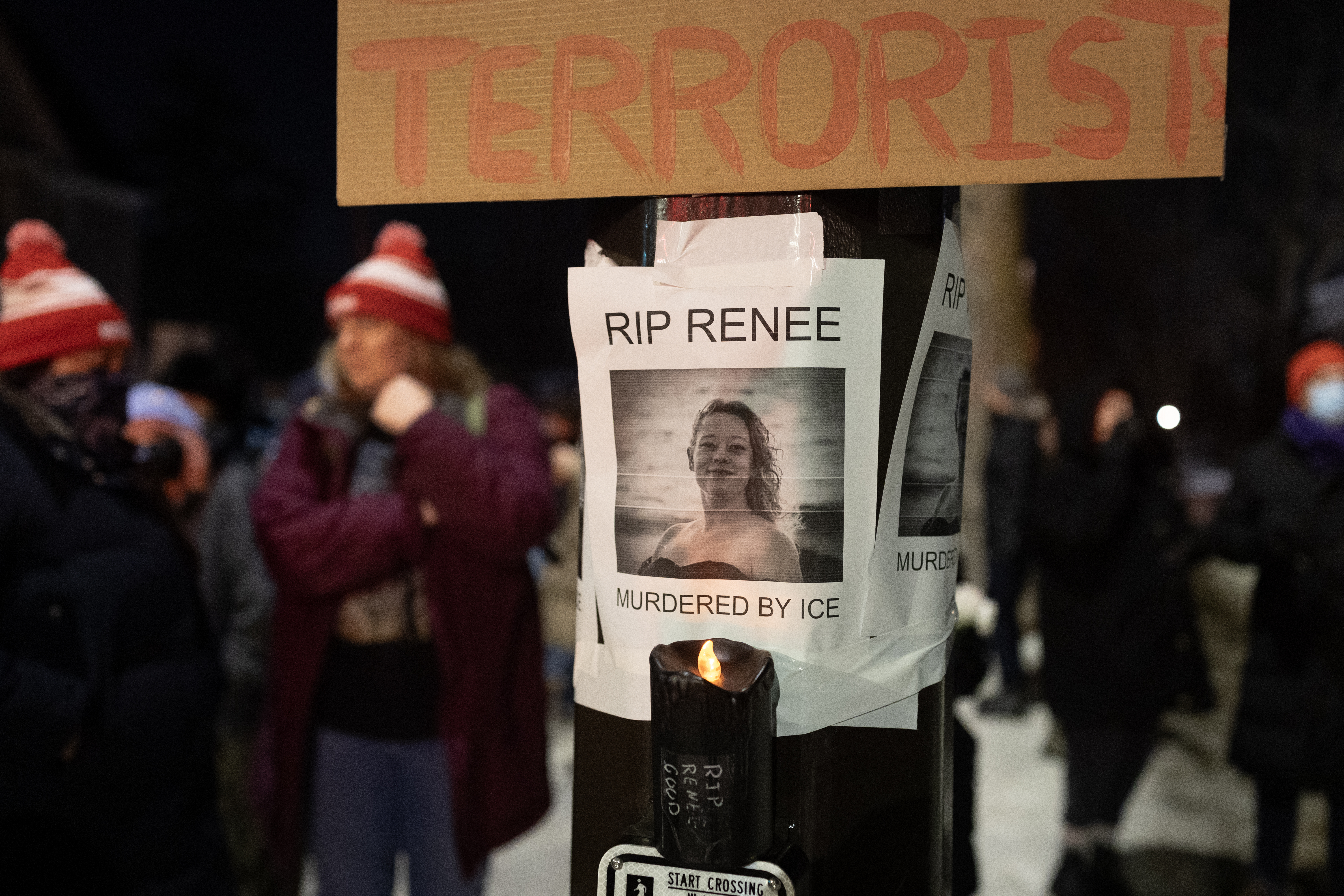 Um cartaz escrito "Descanse em paz, Renee, assassinada pelo ICE" é visto ao lado de um memorial para Renee Nicole Good em Minneapolis, nos Estados Unidos. 07/01/2026