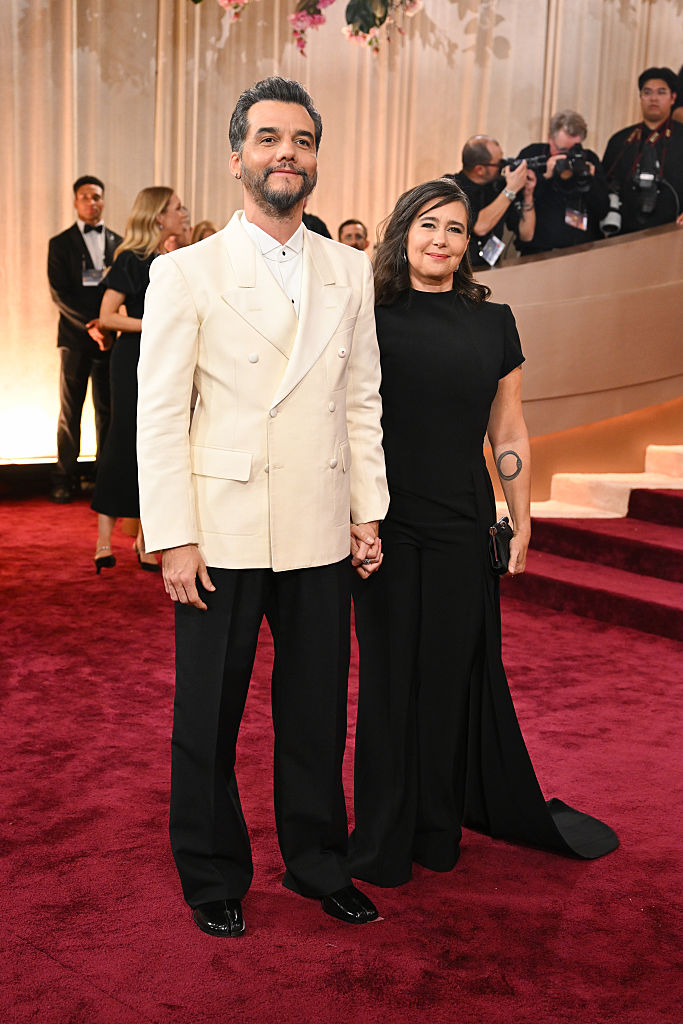 Wagner Moura (com a esposa Sandra Delgado) veste Maison Margiela