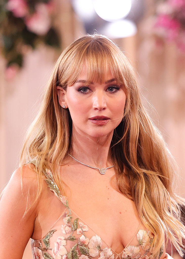 Jennifer Lawrence usa joias Swarovski