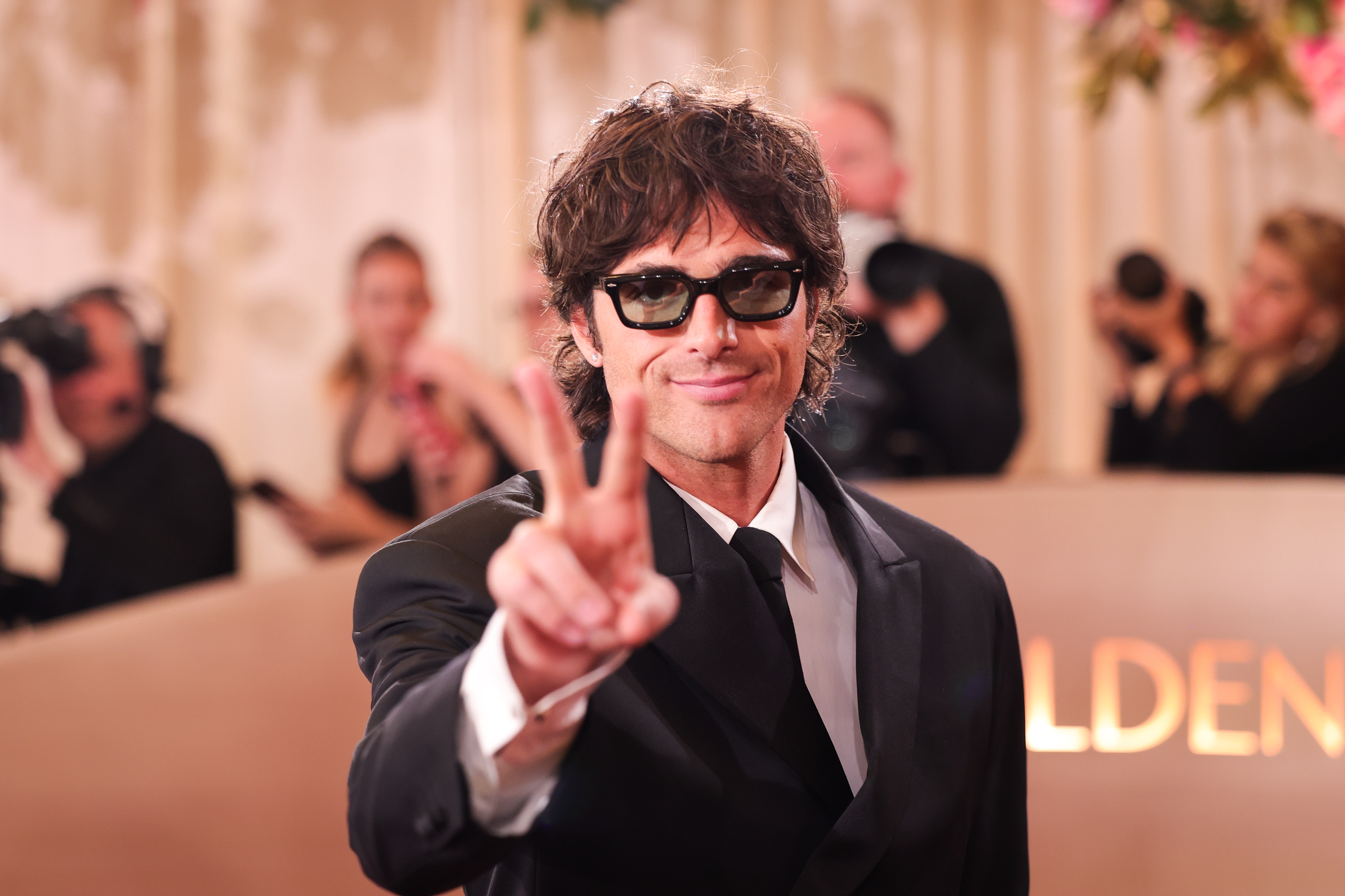 Jacob Elordi no tapete vermelho do Globo de Ouro