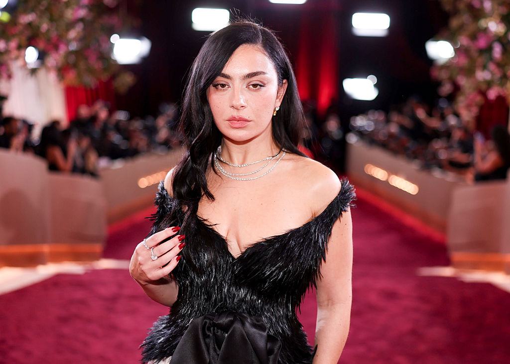 Charli xcx usa joias De Beers