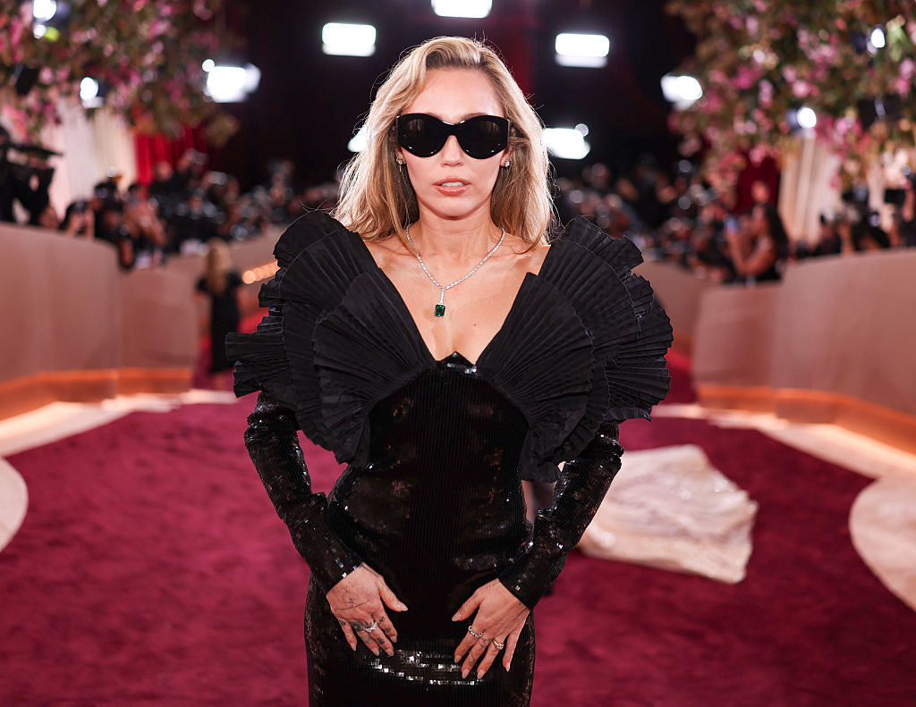 Miley Cyrus usa joias Tiffany & Co.