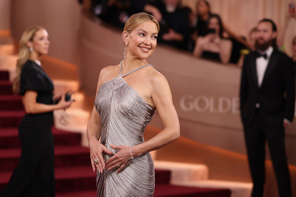 Kate Hudson elegante em vestido de alta-costura da Giorgio Armani Privé