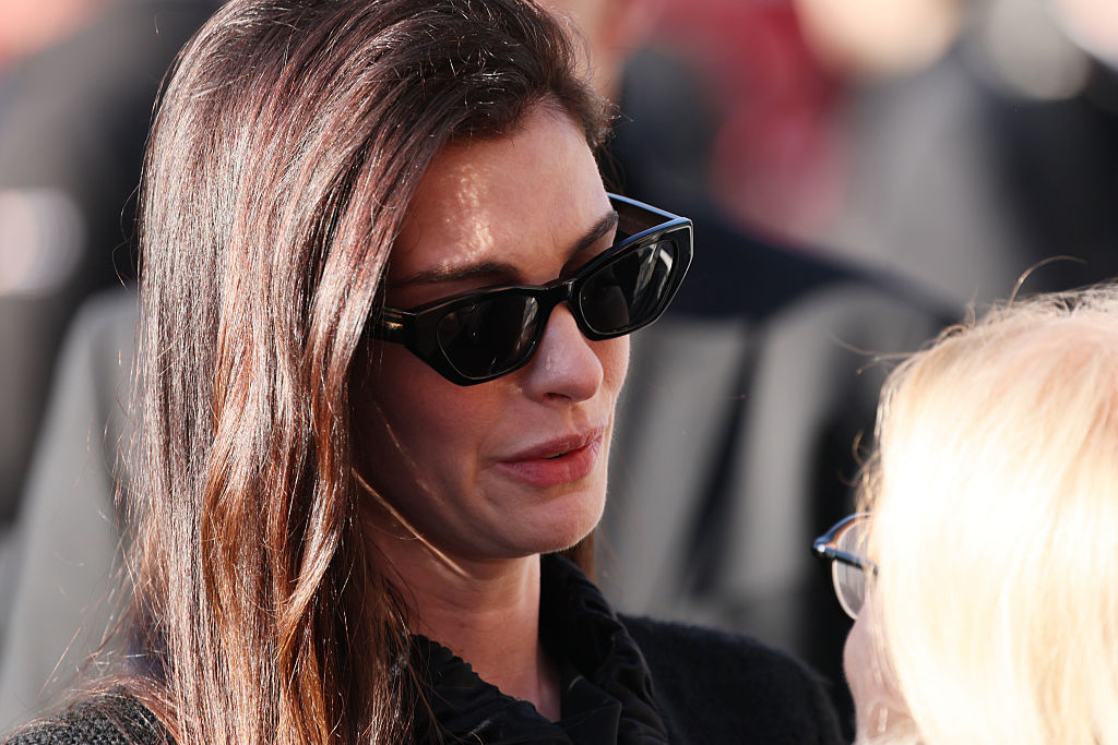 Anne Hathaway: musa contempor&acirc;nea de Valentino se emociona no funeral do estilista