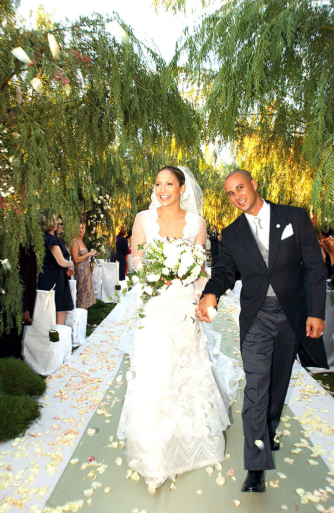 Jennifer Lopez trocou o sexy pelo romântico ao escolher um Valentino para seu casamento com Cris Judd em 2001: só deu ela, mesmo
