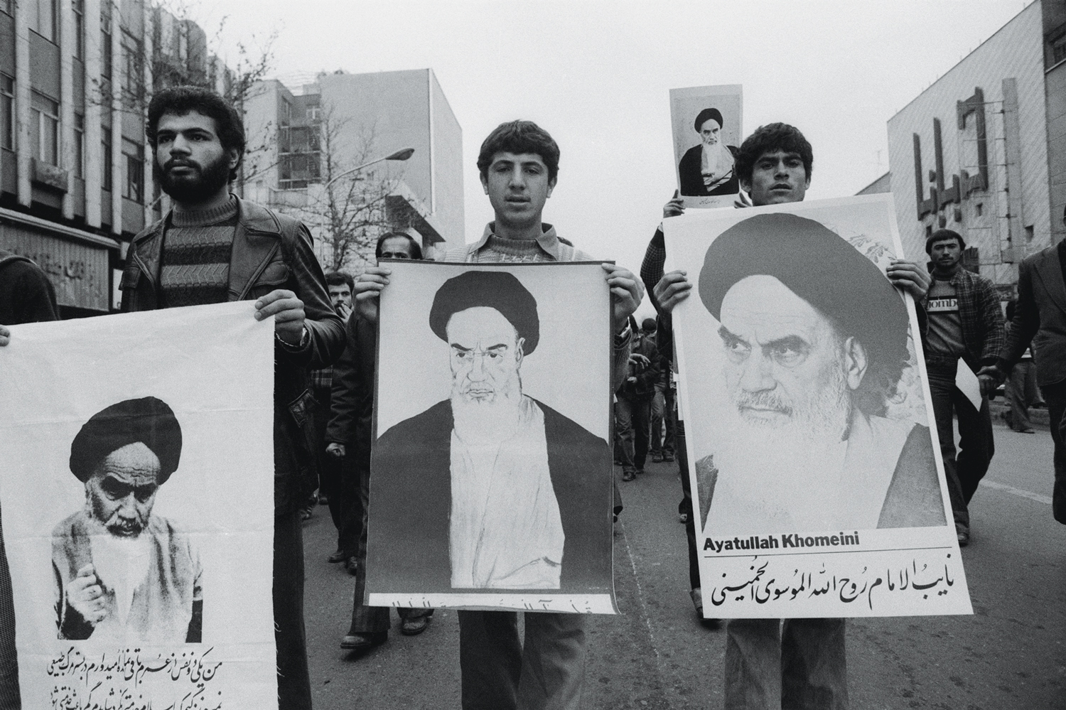 FIM DA LINHA -&ensp;Protesto em 1979: prega&ccedil;&atilde;o de Khomeini derrubou a monarquia