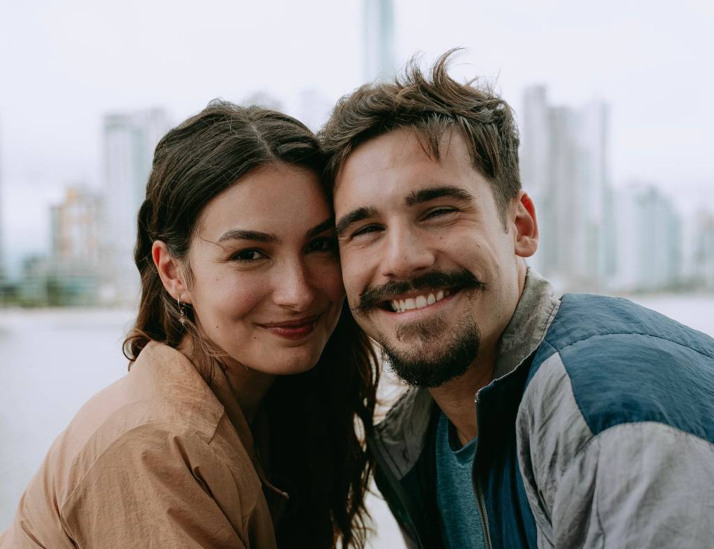 Nicolas Prattes revive parceria com atriz em ‘Minha Vida com Shurastey’