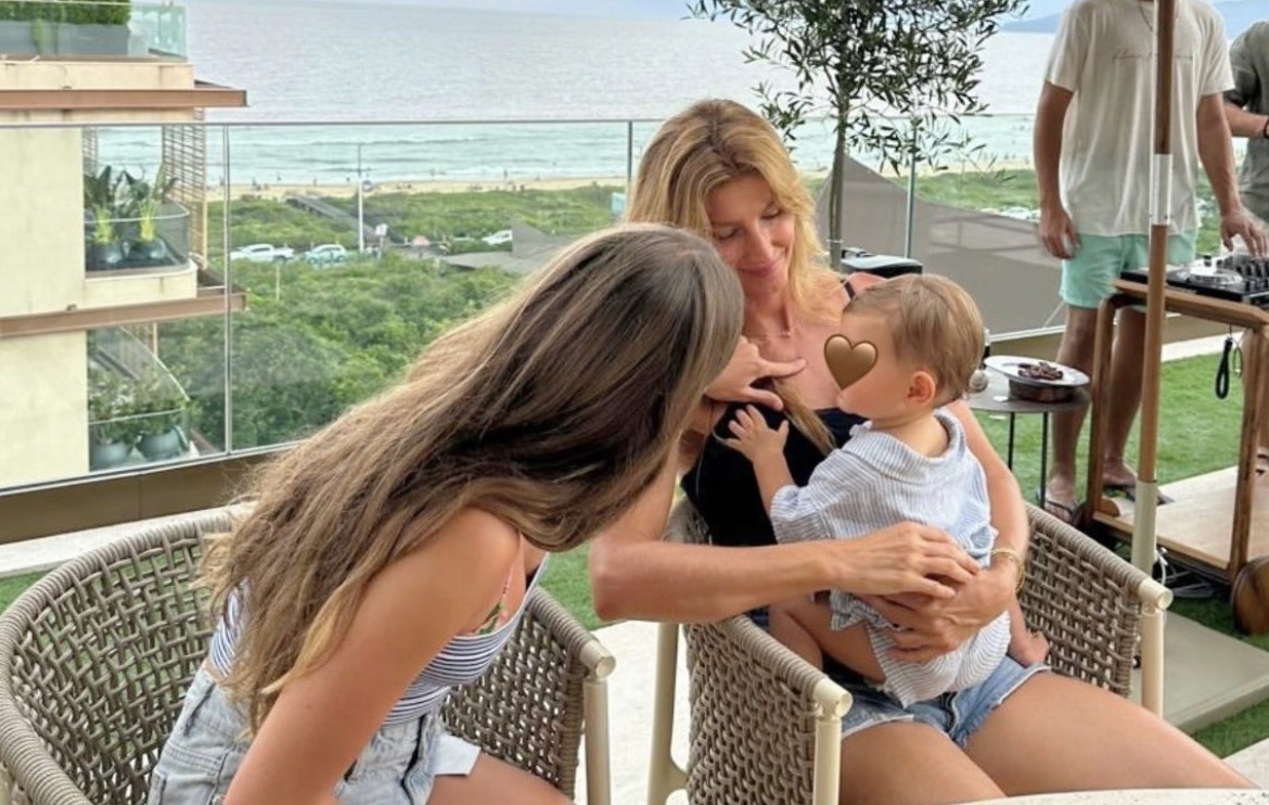 Gisele Bündchen ao lado dos filhos