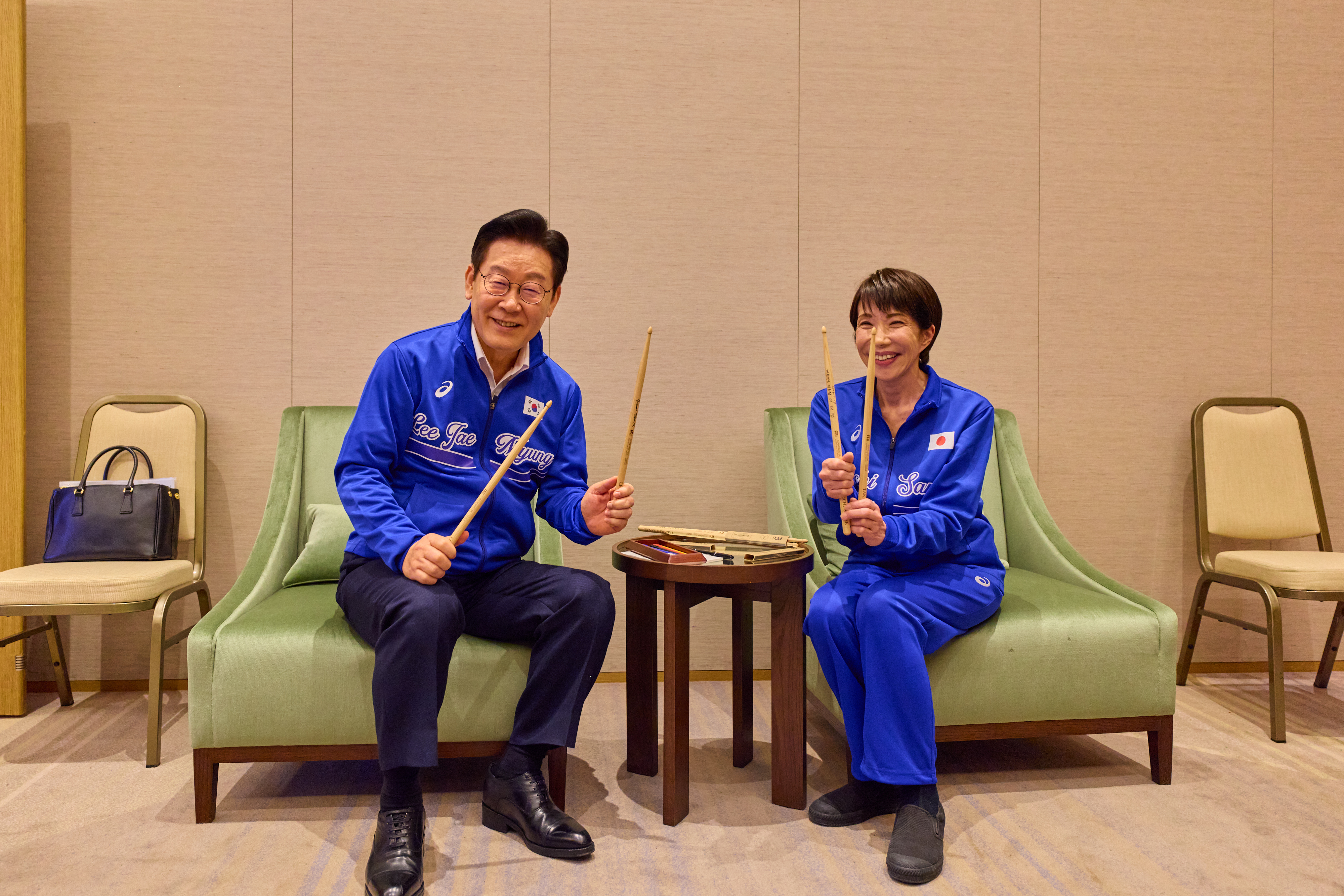 Lee Jae-myung e Sanae Takaichi