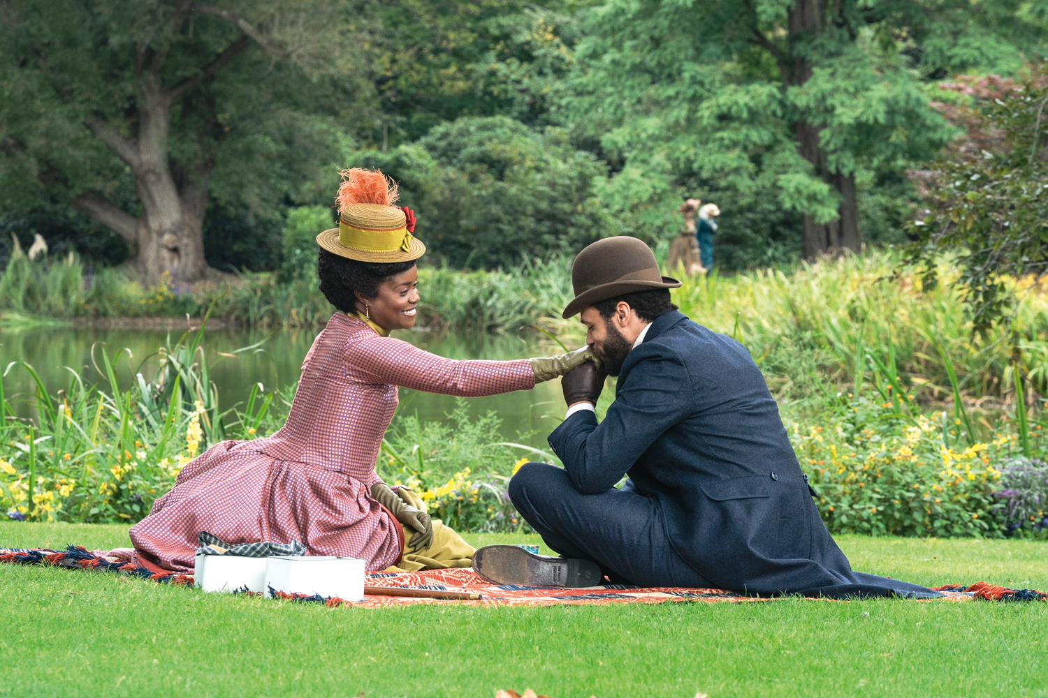 AMOR RESISTENTE - De família negra de elite, Peggy (Denée Benton) ainda enfrenta preconceito para se relacionar com um médico charmoso em A Idade Dourada