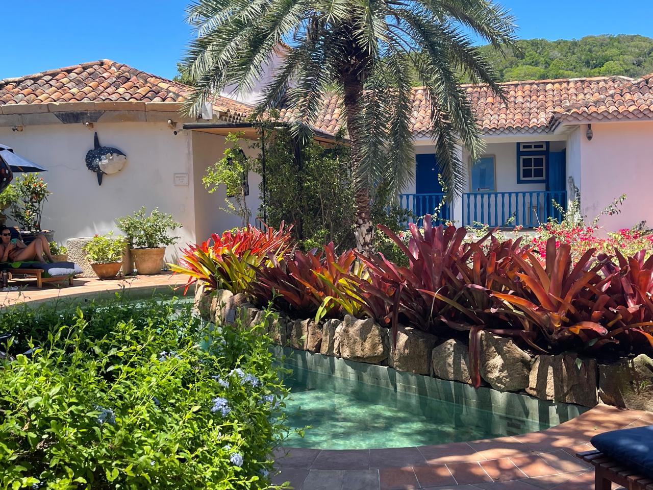 Duas piscinas à disposição dos hóspedes: uma natural e outra, menor, de água aquecida