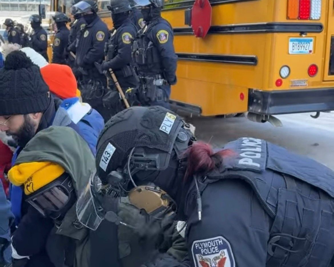 Líderes religiosos são presos em protesto anti-ICE no Aeroporto Internacional de Minneapolis-Saint Paul, nos Estados Unidos. 23/01/2026
