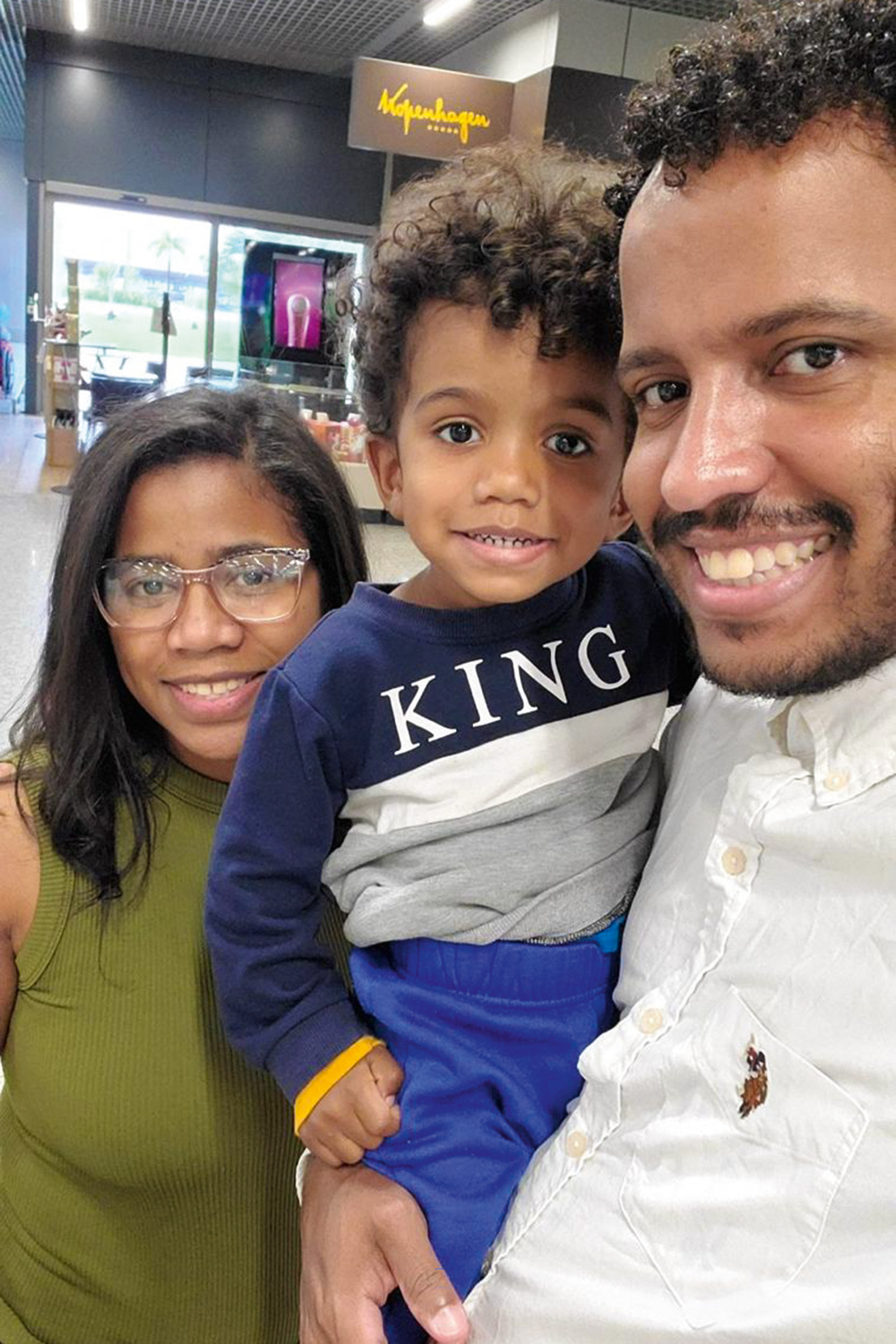 “DESISTI DA AMÉRICA” - A mineira Sara Pereira, 34, tomou um susto ao saber que o marido, Deivisson, havia ido ao tribunal por causa de uma multa de trânsito e saiu de lá com a ordem de ir embora. Estavam há dois anos nos EUA, onde tiveram um filho. “Não quis ficar sem meu marido”, conta ela, agora feliz com a volta.