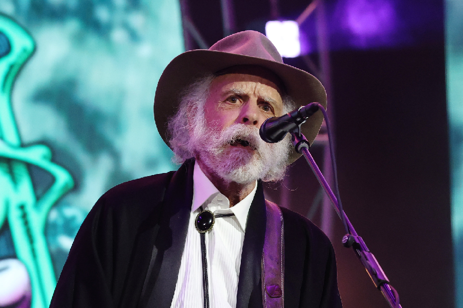 O guitarrista Bob Weir, fundador do Grateful Dead, morreu aos 78 anos no sábado, 10