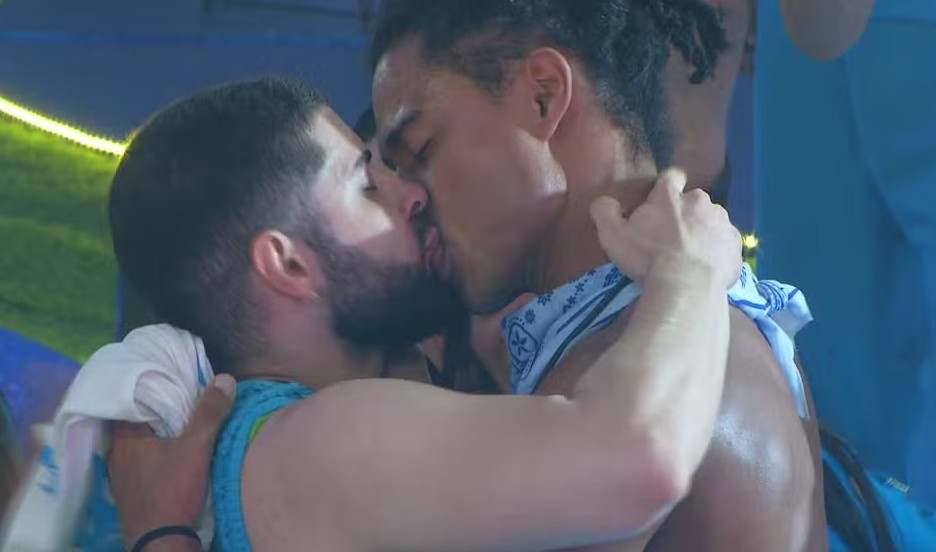 Beijo de Breno e Marcelo na primeira festa do BBB 26