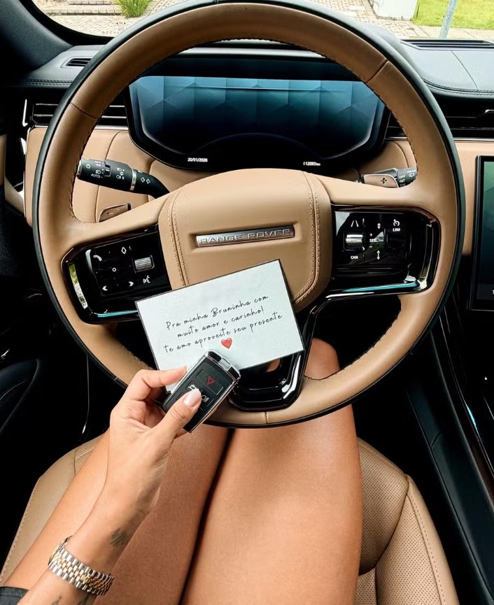 Brunna Gonçalves mostra carro que ganhou de presente da mulher, Ludmilla