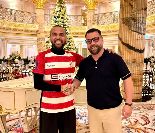 Daniel Alves compra participação em clube de futebol português