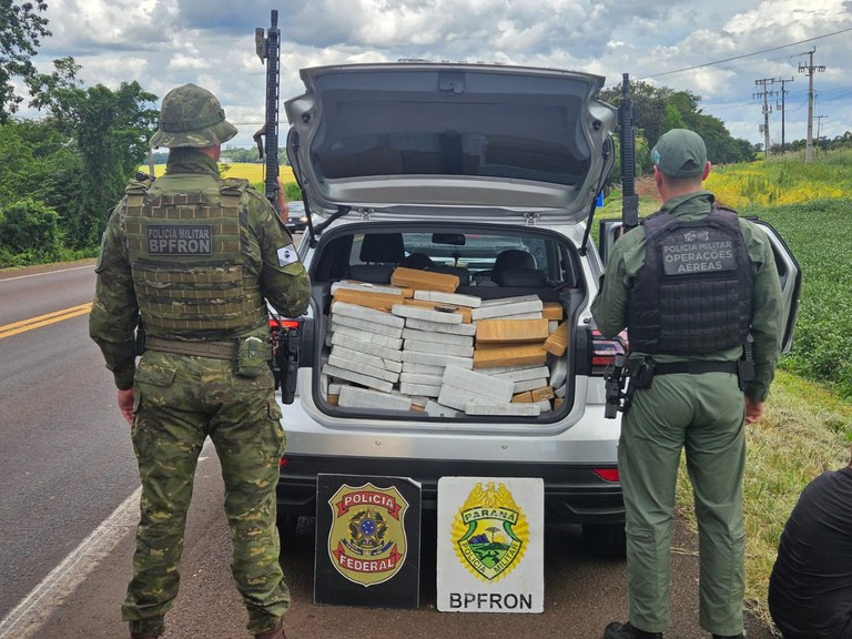PF aborda veículo em alta velocidade no PR e encontra mais de 600 kg de drogas