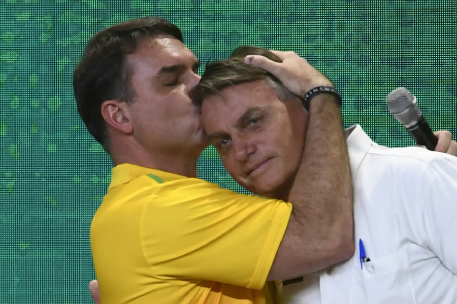 Flávio Bolsonaro beija o pai, Jair Bolsonaro, durante evento do PL em 2022