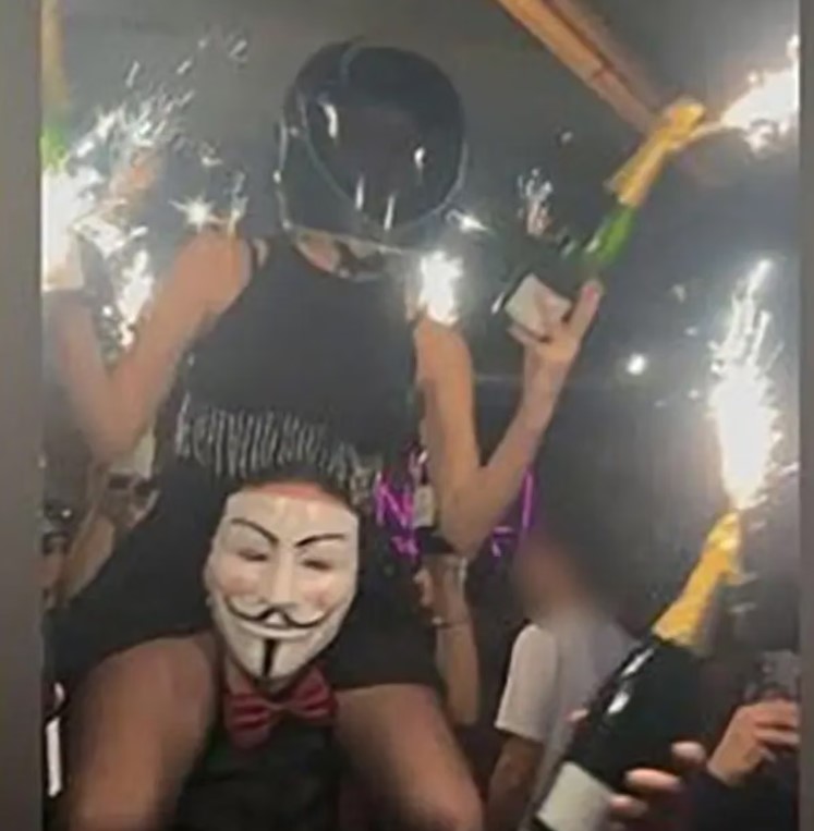 Imagem que circula online parece mostrar o momento imediatamente antes de o teto pegar fogo