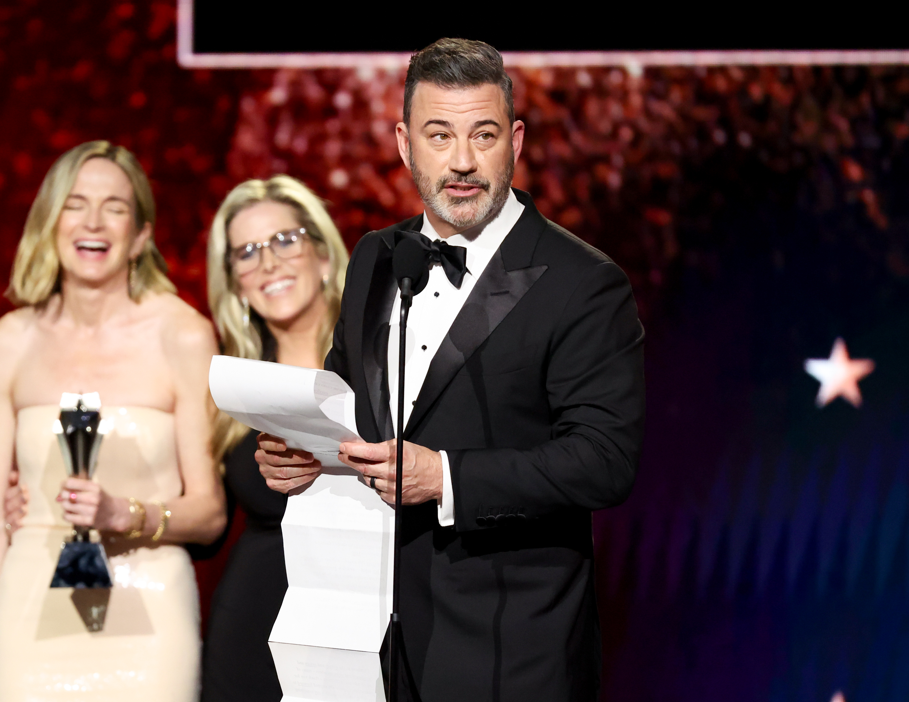 Jimmy Kimmel ‘agradece’ a Donald Trump ao ganhar no Critics Choice Awards