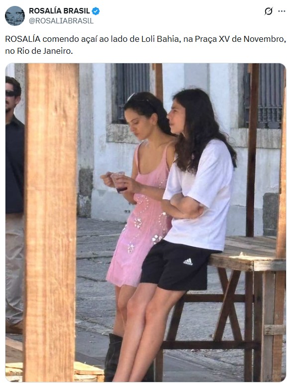 Perfil publica foto de Rosalía e Loli Bahia no Centro do Rio