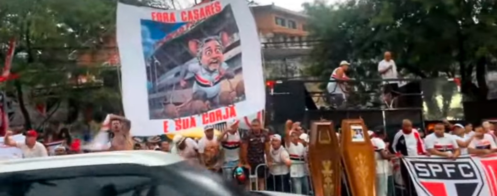 PROTESTO - Torcedores e organizadas se reúnem na frente do estádio do Morumbi: pressão por impeachment de Julio Casares -