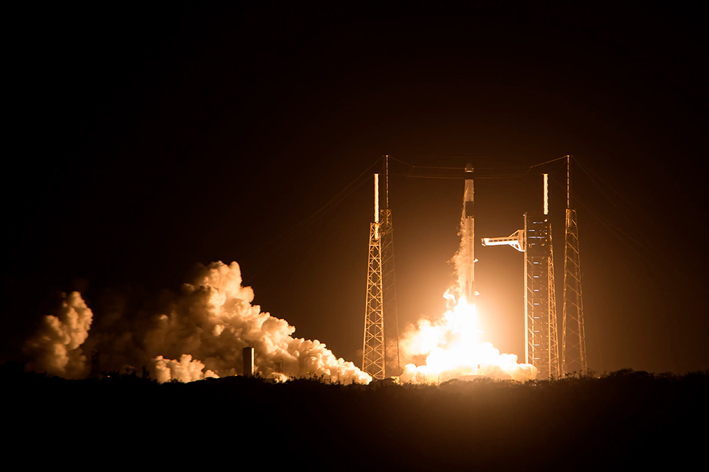 Depois de evacuação médica, SpaceX lança nova tripulação para missão