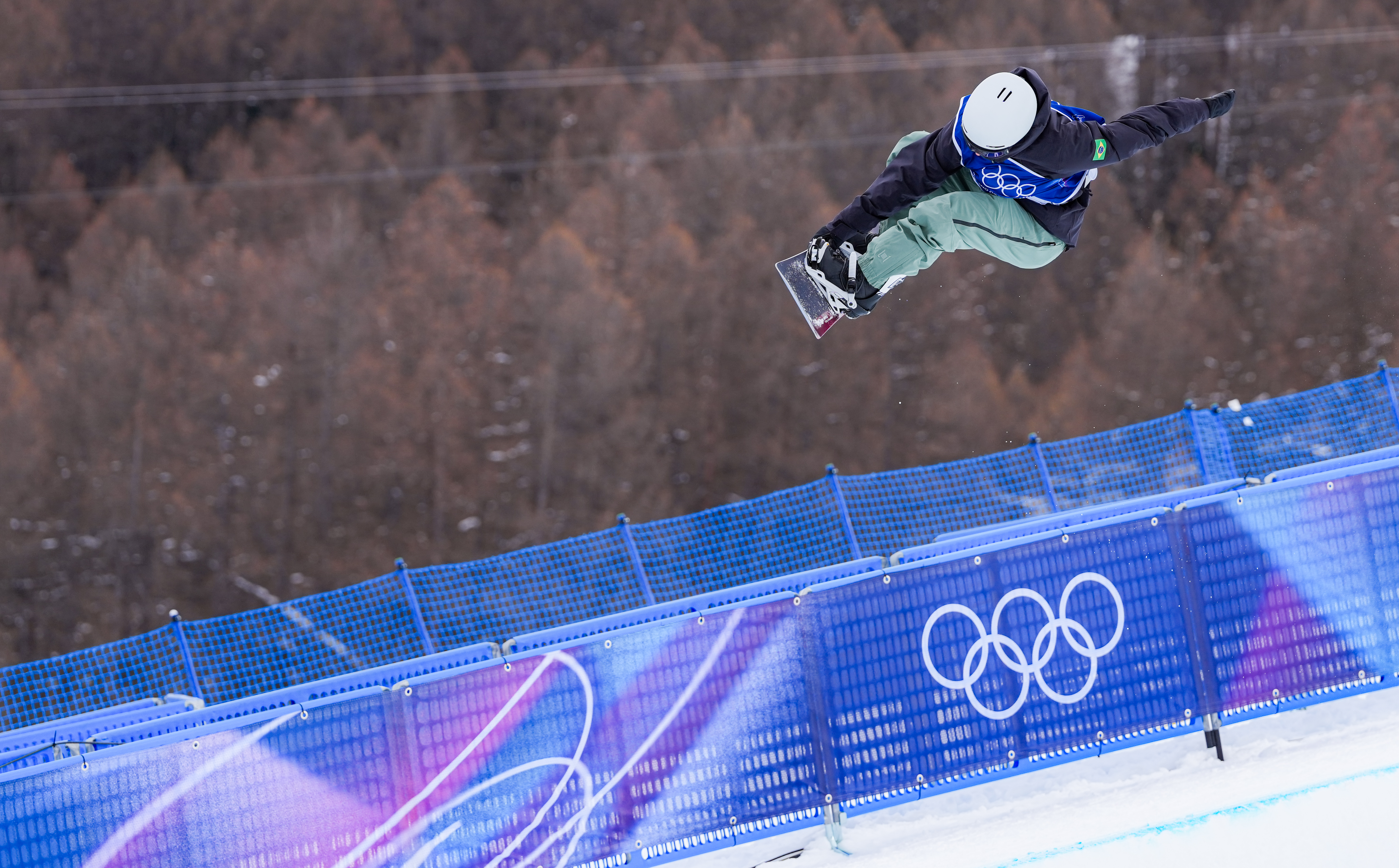 2026.02.10 - Jogos Olímpicos de Inverno Milão-Cortina 2026 – Livigno Snow Park. Na foto: O atleta de Snowboard Halfpipe, Augustinho Teixeira durante treino. Foto: Rafael Bello/COB