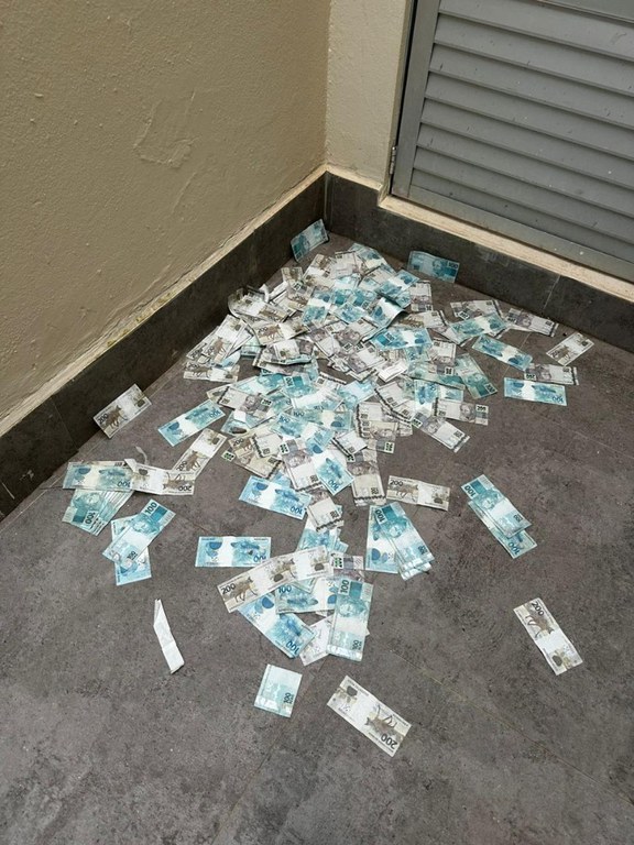 Dinheiro jogado pela janela durante opera&ccedil;&atilde;o da PF