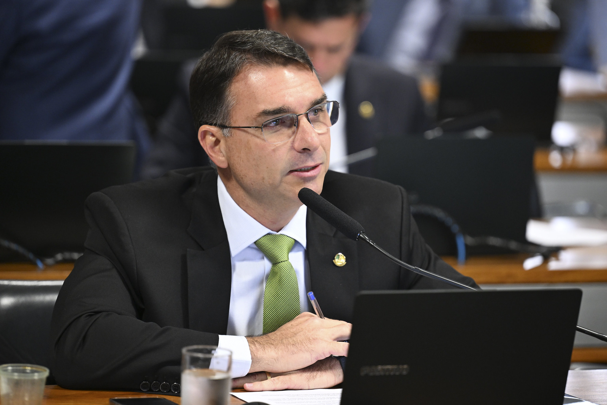 Justiça manda remover publicação que inventava prisão de Flávio Bolsonaro