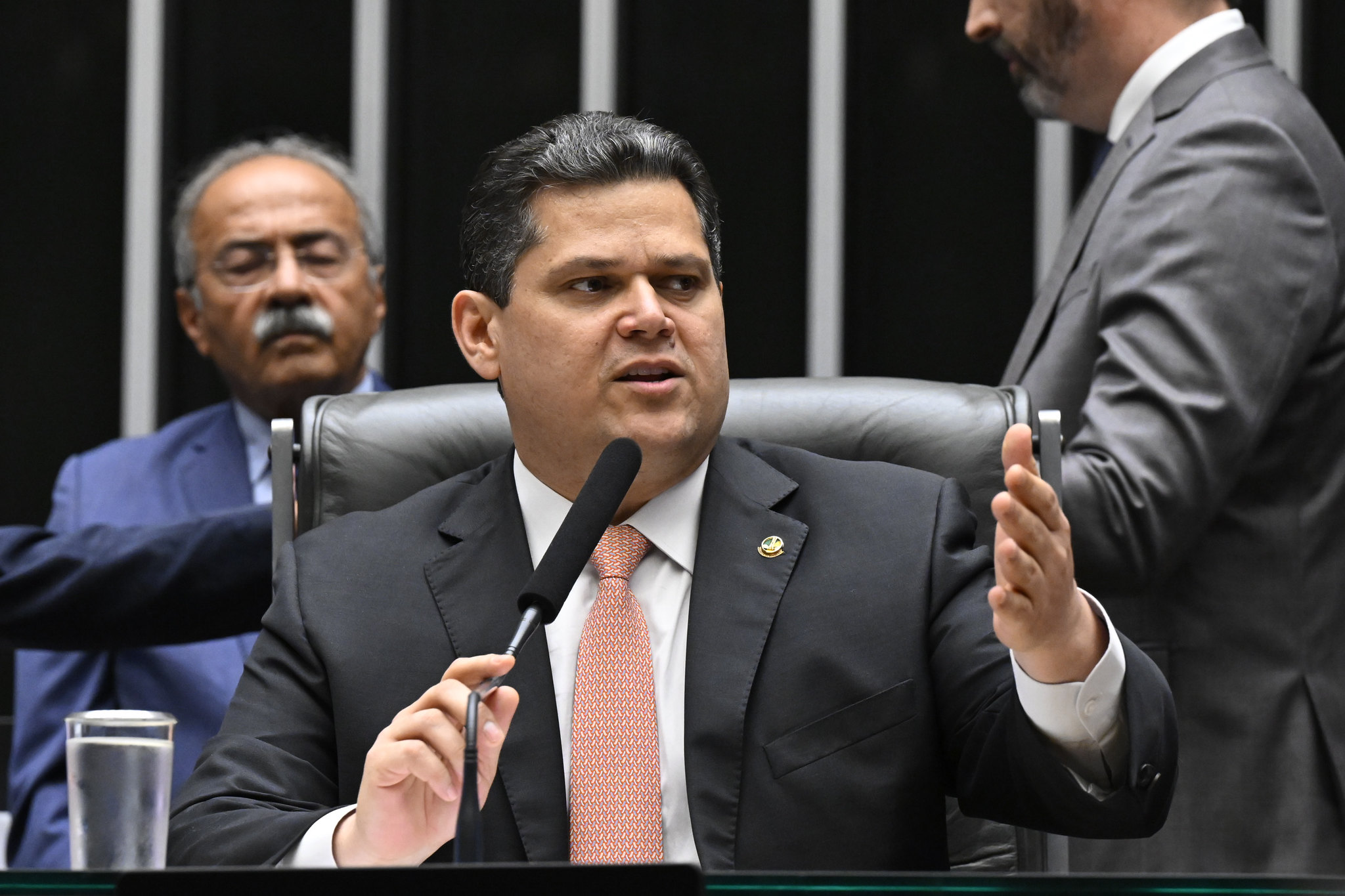Plenário da Câmara dos Deputados durante sessão solene destinada a inaugurar a 4ª Sessão Legislativa Ordinária da 57ª Legislatura. Presidente do Senado Federal, senador Davi Alcolumbre (União-AP) em pronunciamento.