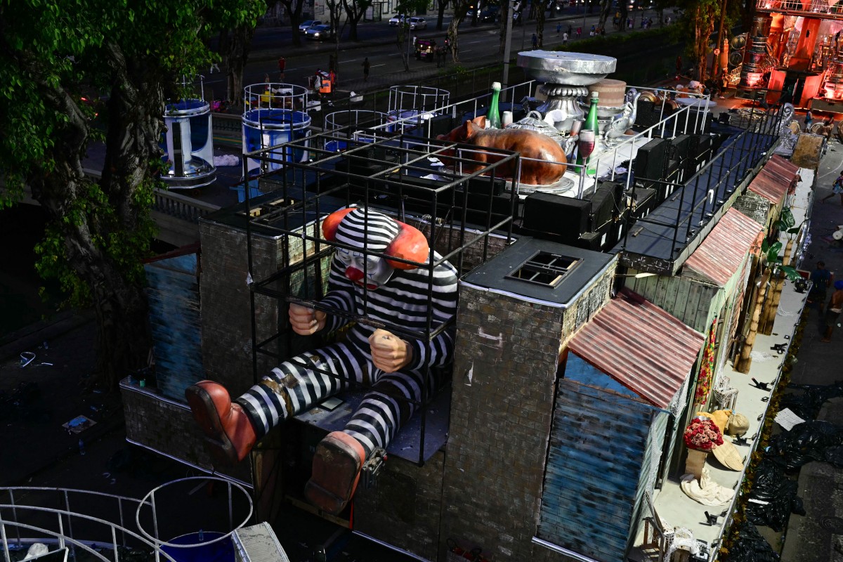 Após desfile sobre Lula, Acadêmicos de Niterói denuncia ataques