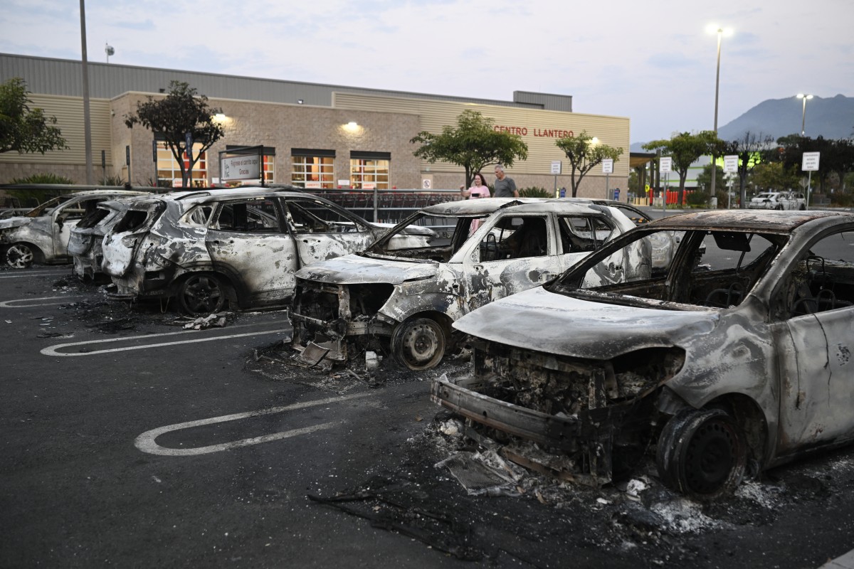 Carros queimados no México