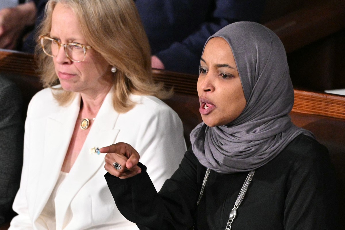 Deputada democrata Ilhan Omar confronta Trump durante discurso do 'Estado da União'