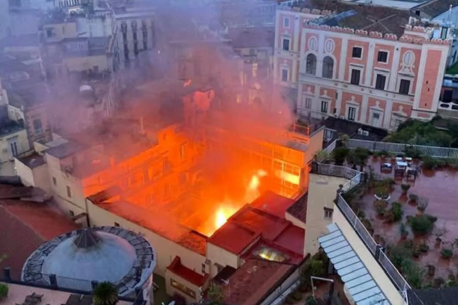 Incêndio consome o teatro Sannazaro em Nápoles