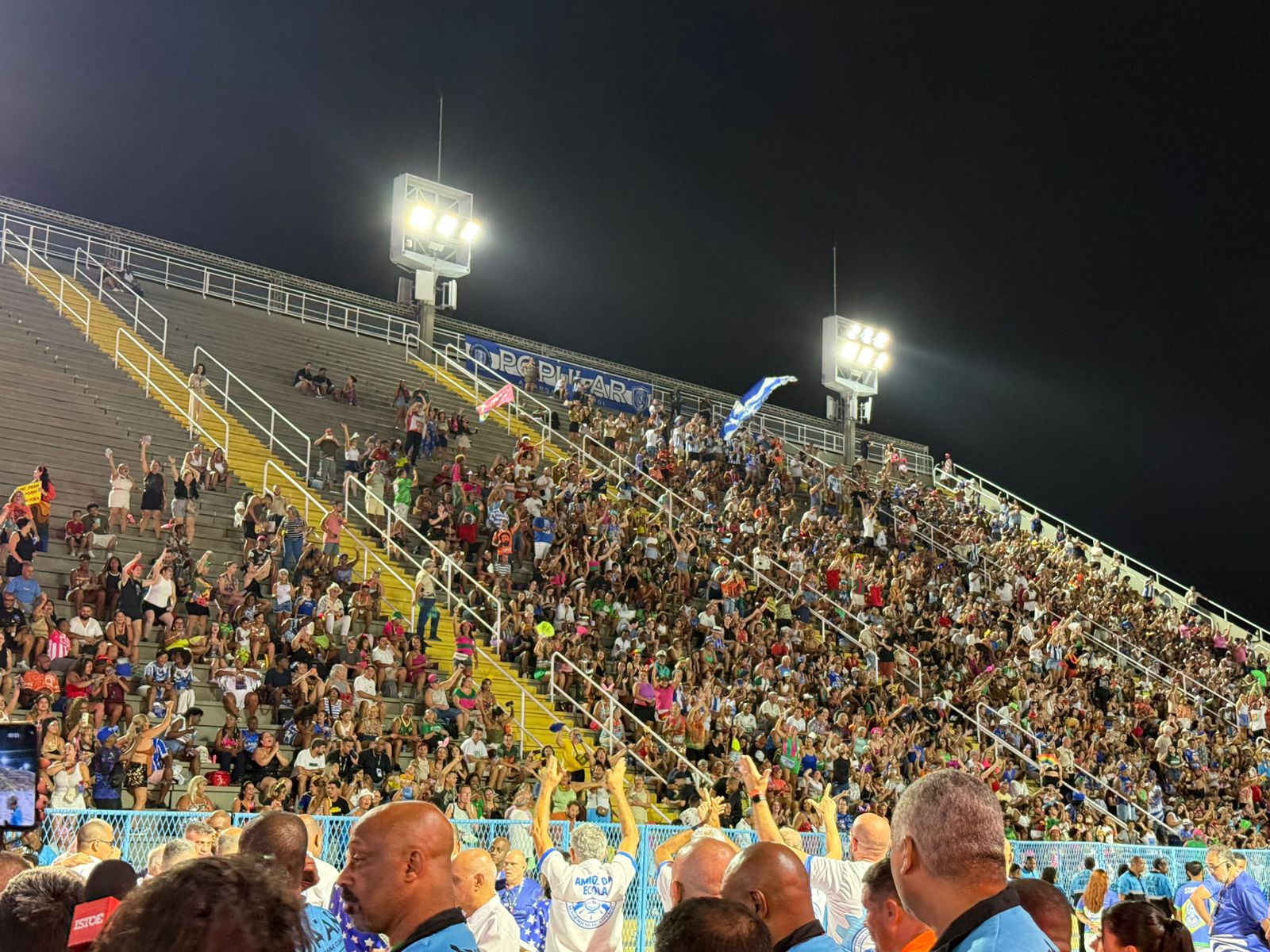 Arquibancada popular em desfile que homenageia Lula