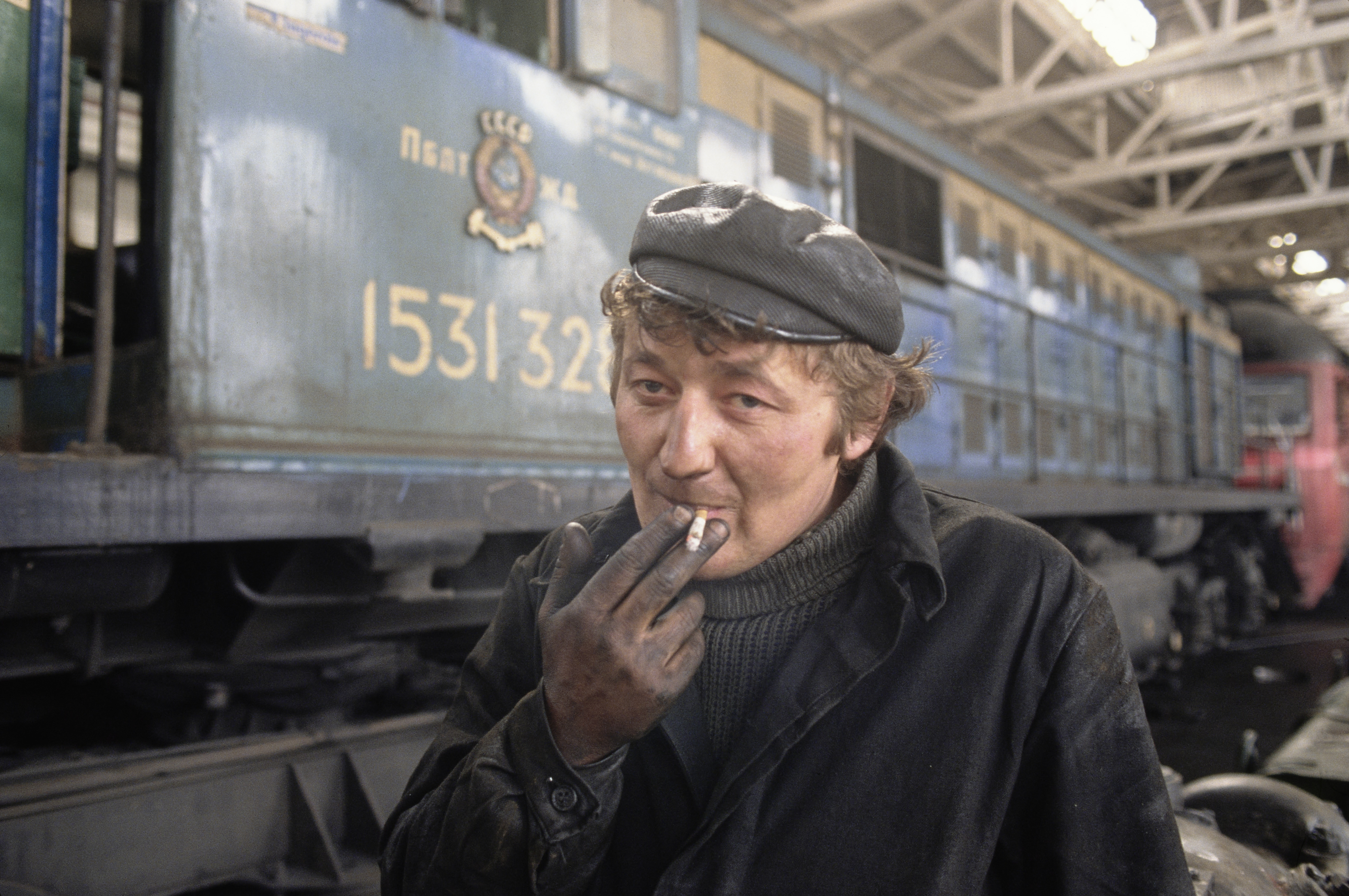 Trabalhador ferroviário em Vilnius, em 1990: economia atrasada e população empobrecida