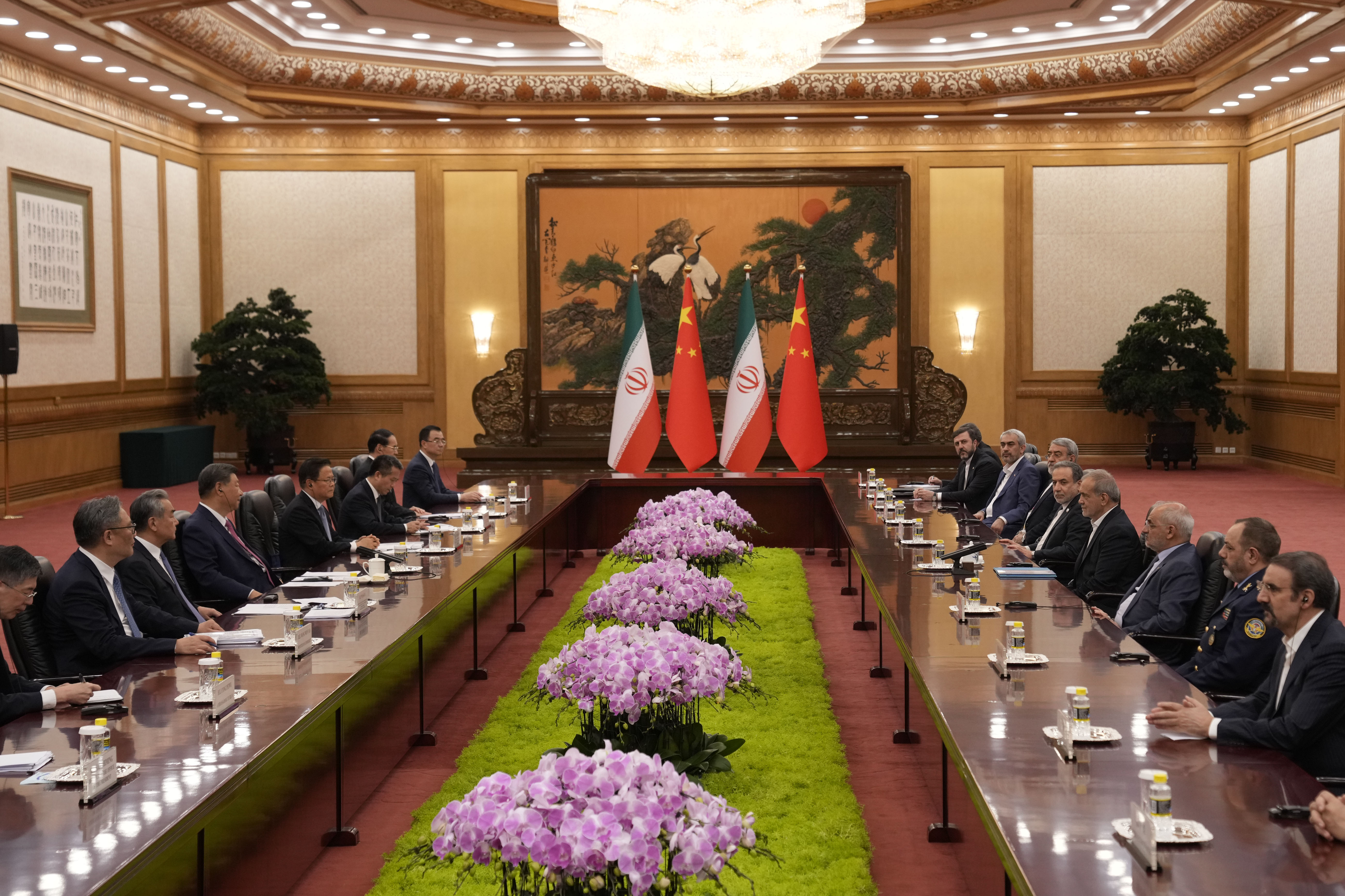 Encontro entre as delegações dos presidentes Masoud Pezeshkian, do Irã, e Xi Jinping, da China, no Grande Salão do Povo em Pequim, no dia 2 de setembro de 2025. Países têm um histórico longo no comércio de armamentos.